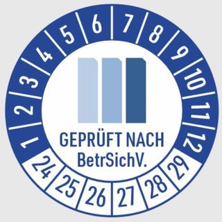 Wir stellen Prüfbescheinigungen aus und versehen jede Anlage dauerhaft mit einer Prüfplakette. Damit gewährleisten wir nicht nur die Durchführung der Prüfungen, sondern dokumentieren auch deren erfolgreichen Abschluss.